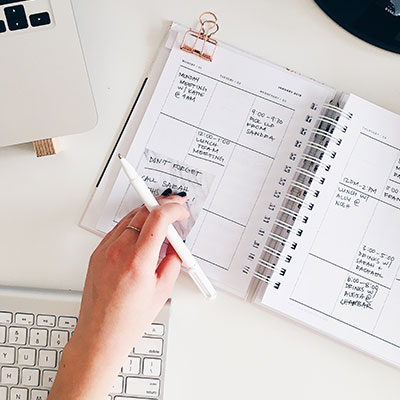 desk-with-notes-laptop-pen