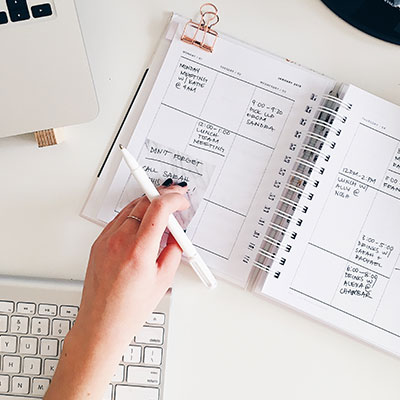 desk-with-notes-laptop-pen